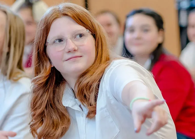 young redheaded girl pointing